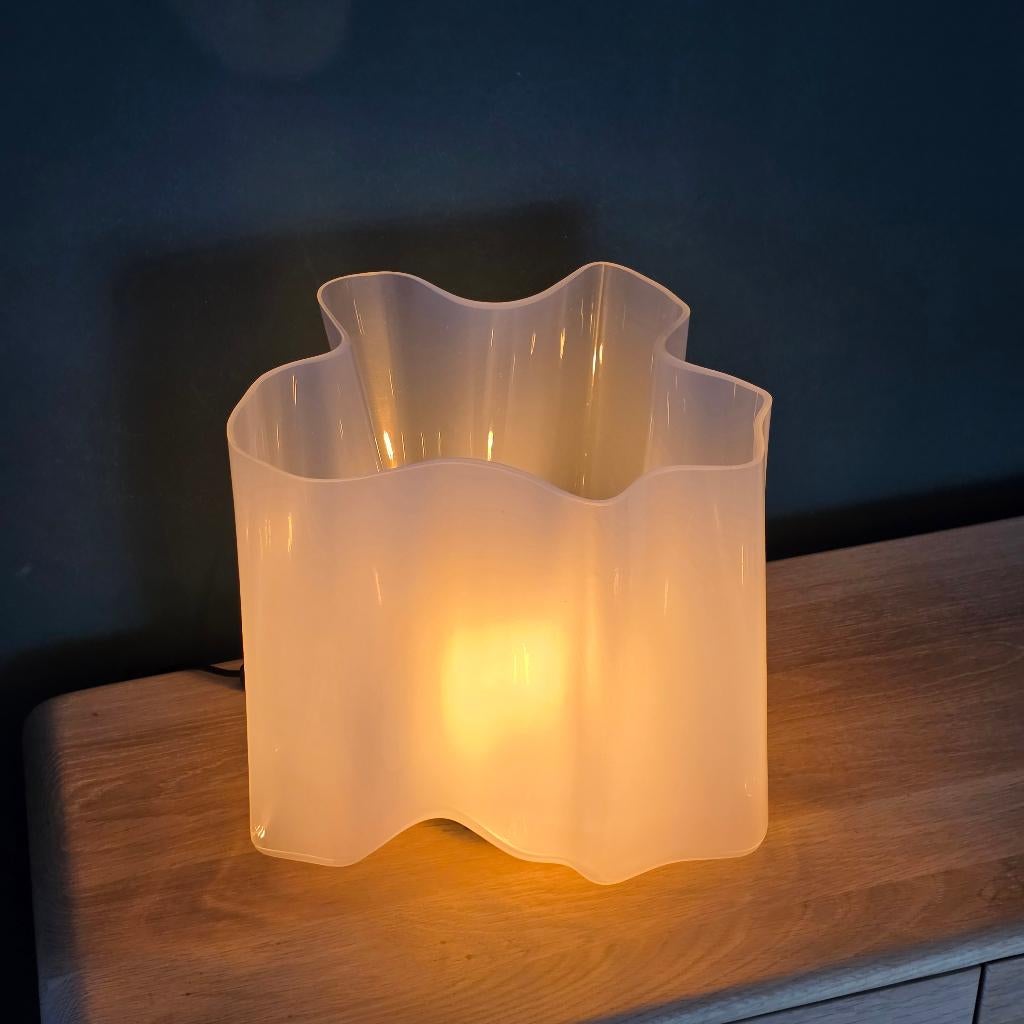Unieke tafellamp van Artemide Logico glazen kap – wit glas, Ophalen of Verzenden