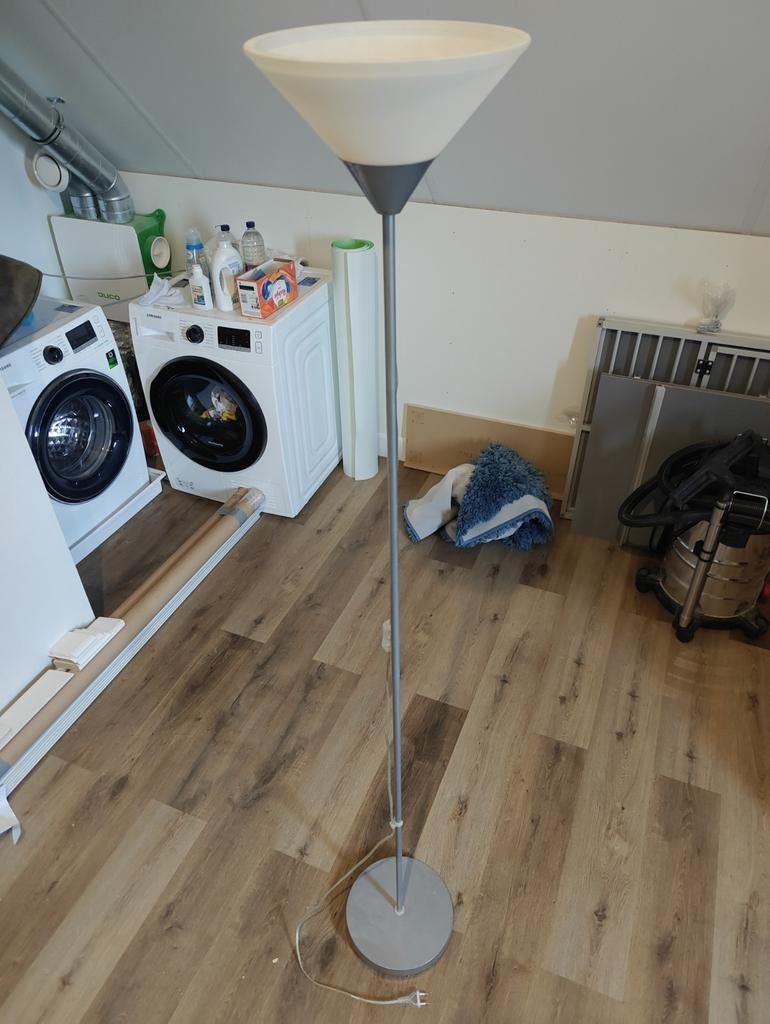 Staande lamp met witte kap, Ophalen