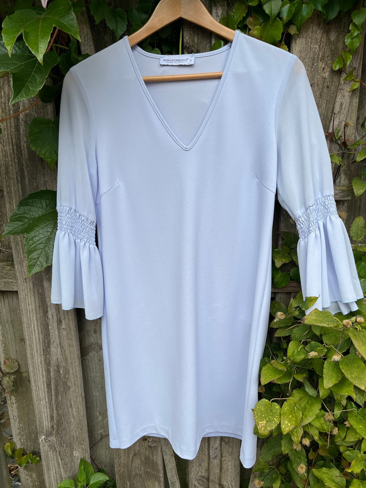 Rinascimento jurk lichtblauw met trompet mouwen maat S, Kleding | Dames, Blauw, Ophalen of Verzenden, Zo goed als nieuw, Maat 36 (S)