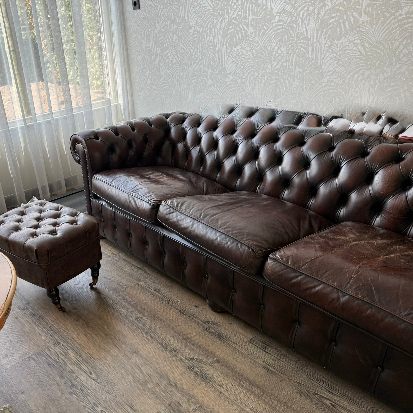 Chesterfield bank met gebruikerssporen op 1 kussen, Gebruikt, Chesterfield, Driepersoons, Ophalen of Verzenden