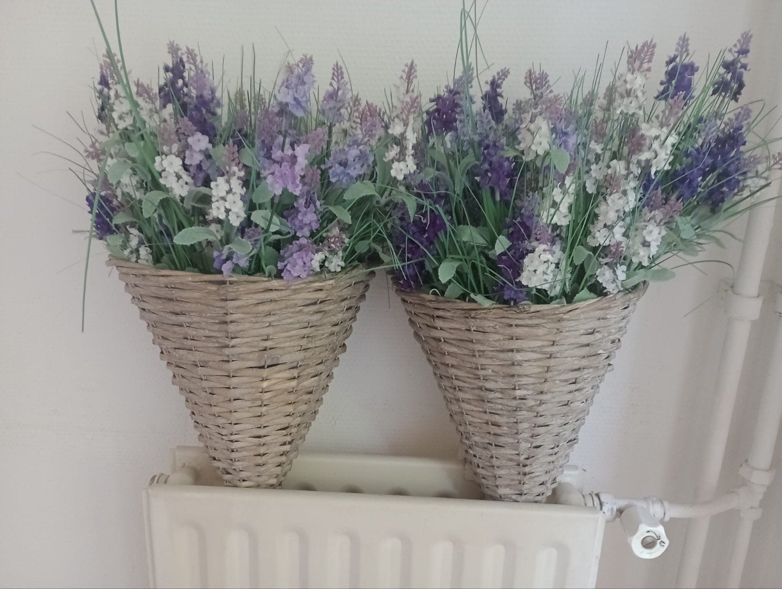 Twee prachtige kunstbloemen in rieten vaas, Ophalen, Zo goed als nieuw, Binnen