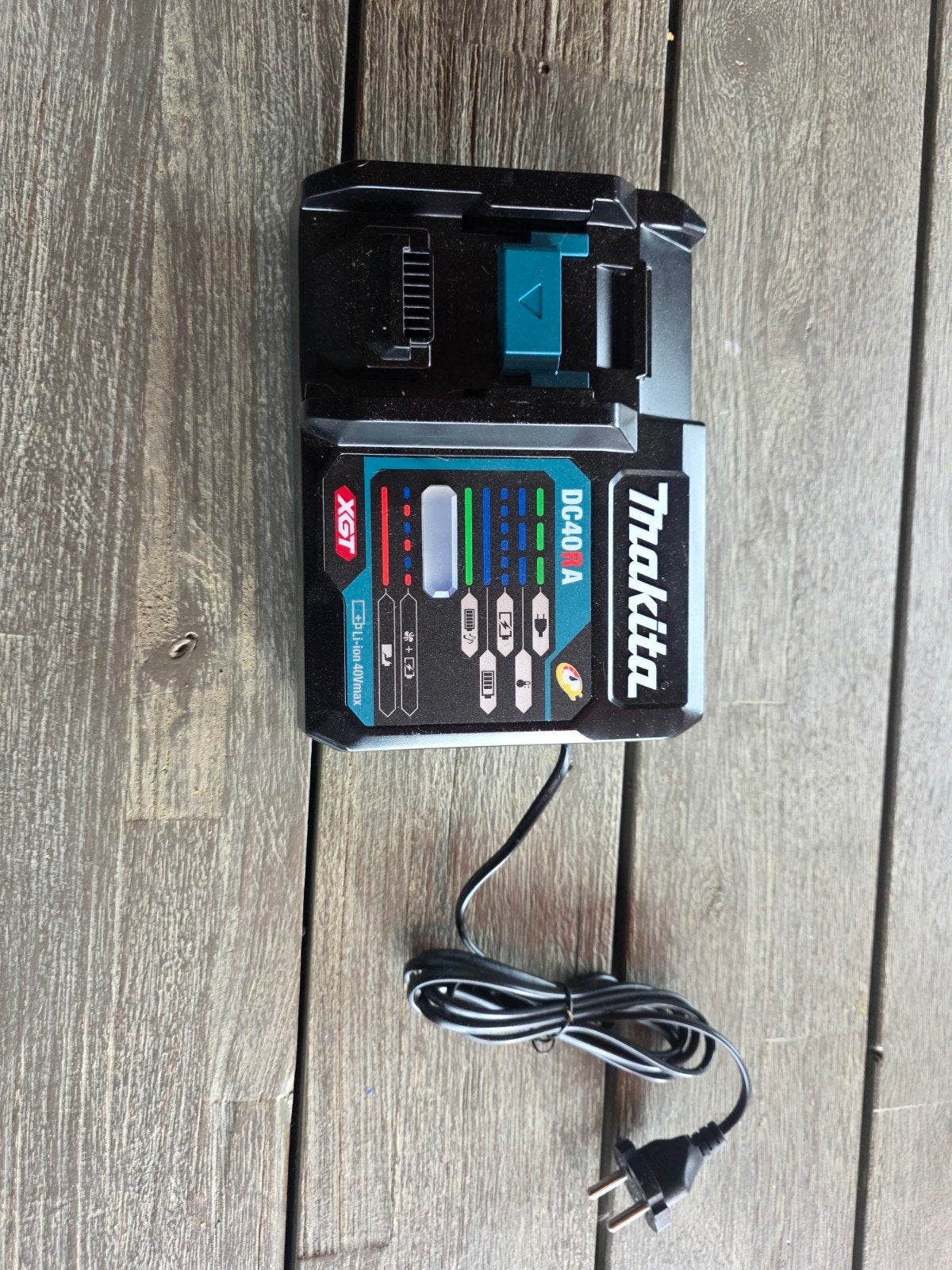 Makita 40V XGT Snellader DC40RA, Doe-het-zelf en Verbouw, Gereedschap | Overige machines, Ophalen