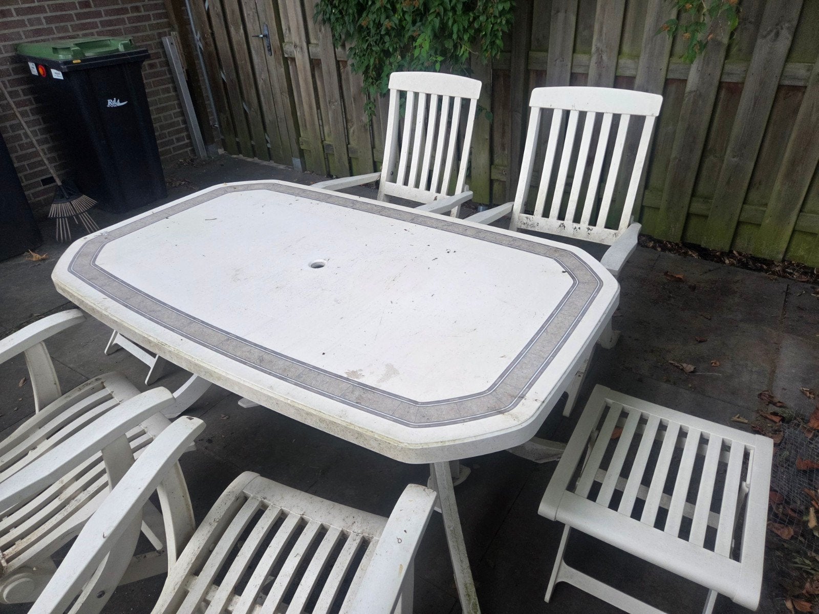 Tuinset met 4 stoelen en bijzettafel, Tuin en Terras, Ophalen, 4 zitplaatsen, Kunststof, Gebruikt