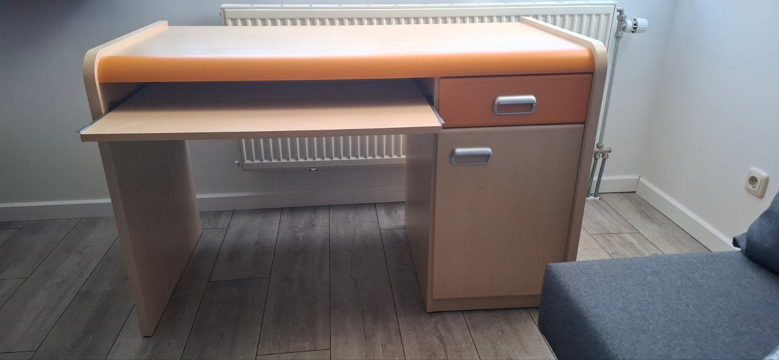 bureau hout met oranje details 120x58 75cm hoog, Gebruikt, Ophalen of Verzenden, 65 cm of meer, 70 cm of meer