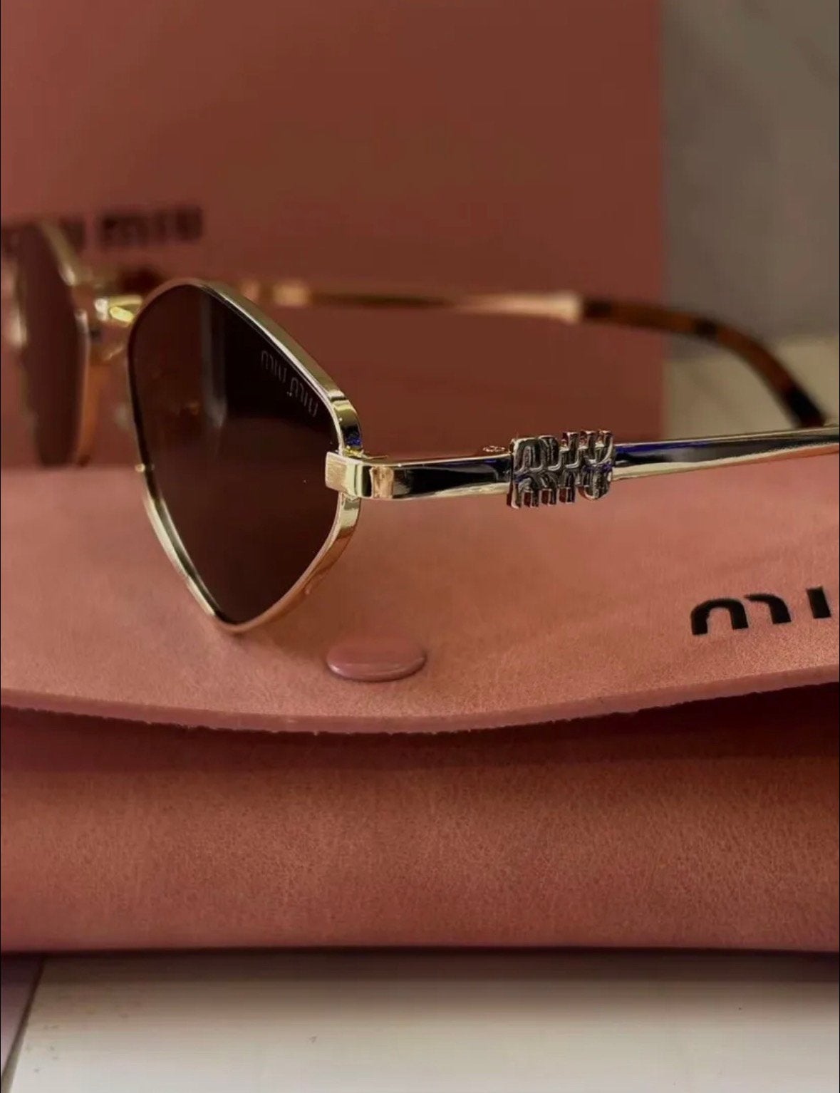 Nieuwe Miu Miu ovale goudkleurige zonnebril, Ophalen of Verzenden, Nieuw, Zonnebril, Overige merken