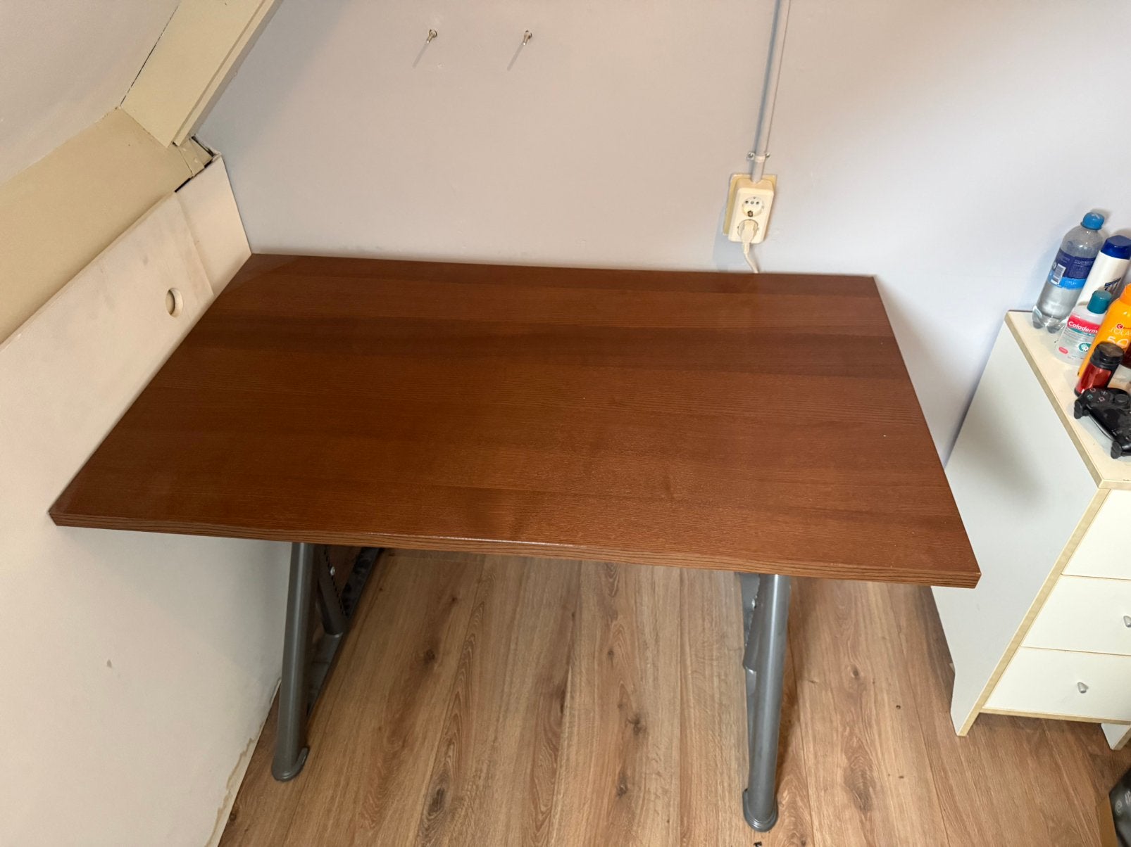 Bureau idasen ikea, Huis en Inrichting, Bureaus, Ophalen, 120 cm, In hoogte verstelbaar, Zo goed als nieuw
