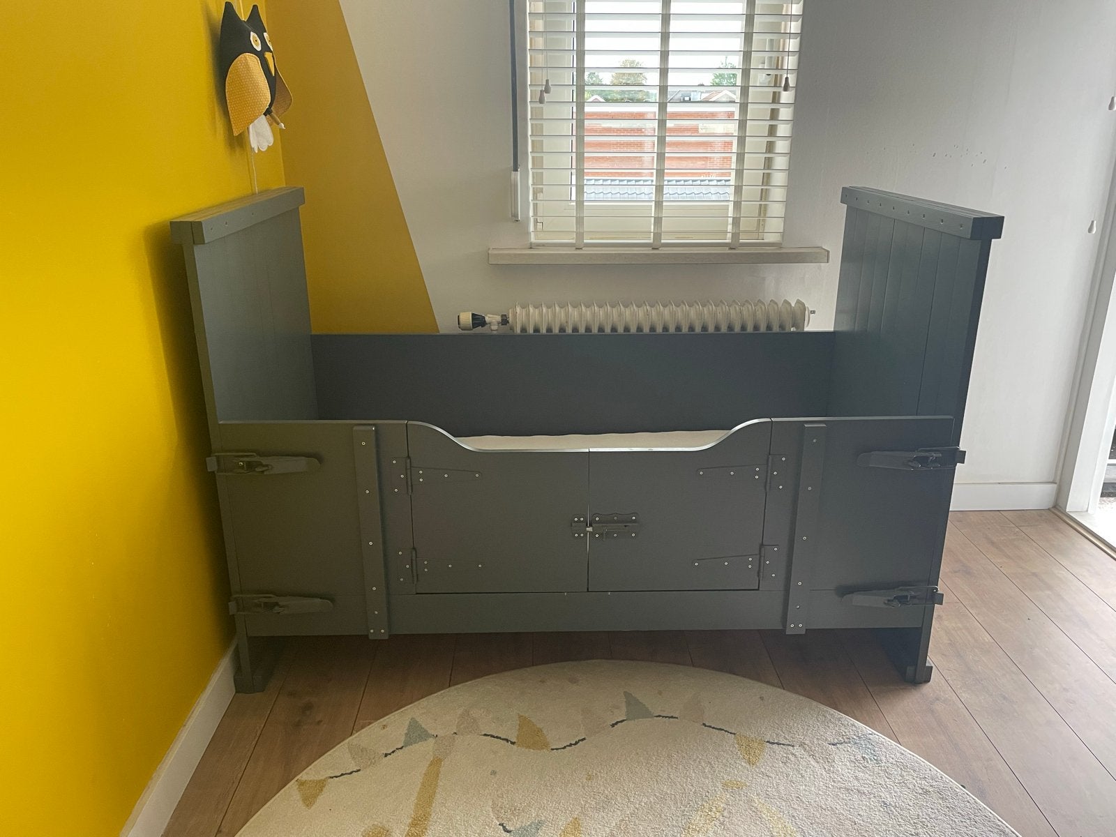 Peuterbed met deurtjes en matras - 150x70 cm, Ophalen, Gebruikt, 70 tot 85 cm, 140 tot 160 cm