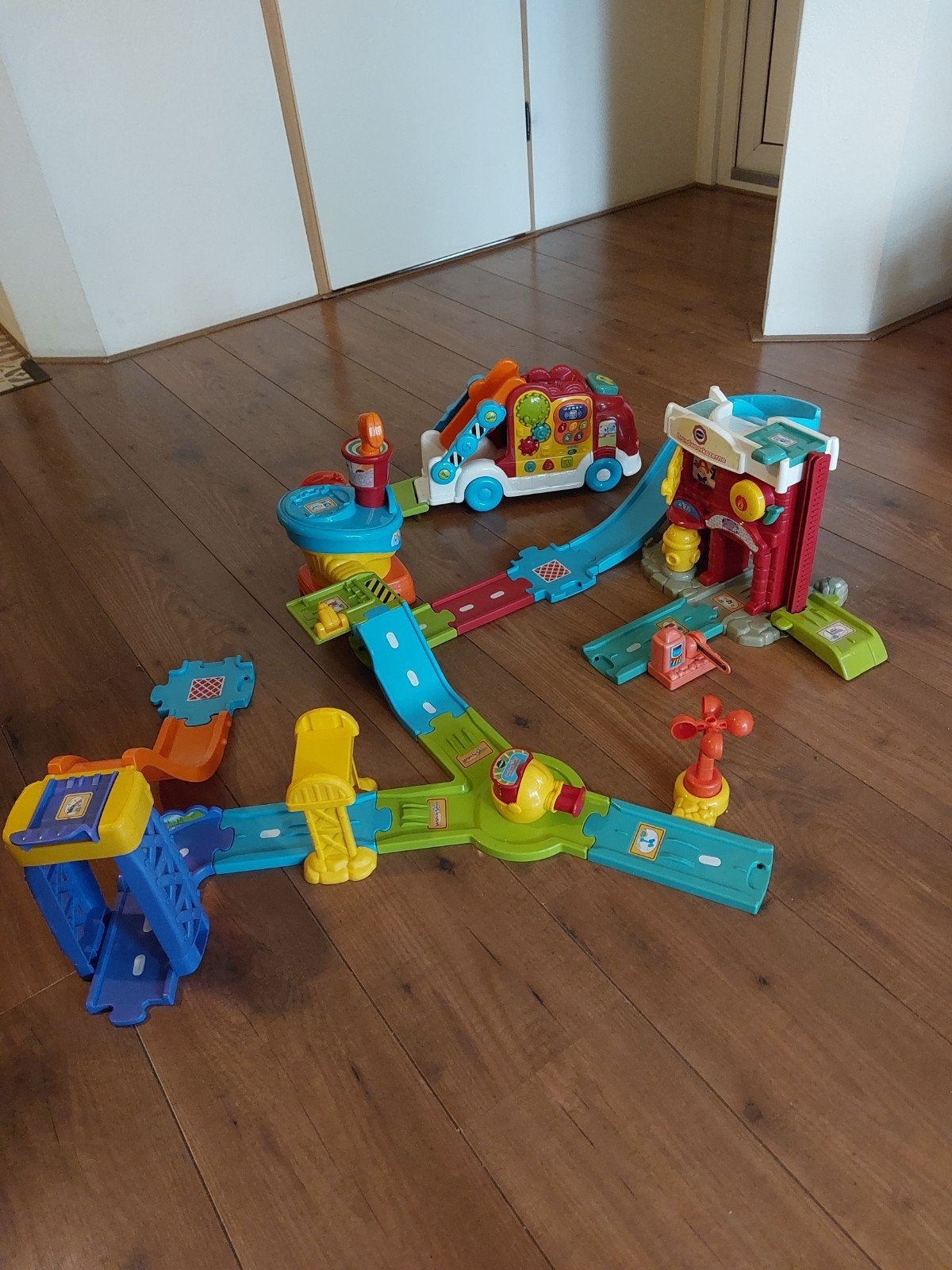 VTech ToetToet Brandweerkazerne vliegveld autoambulance enz., Kinderen en Baby's, Ophalen, 2 tot 4 jaar