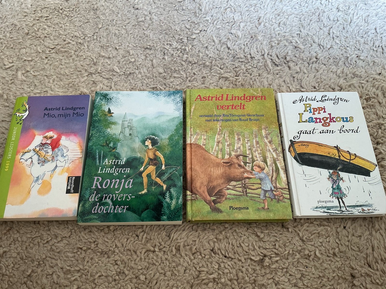 4 boeken van Astrid Lindgren: Mio, Ronja, Pippi ea giro 555, Ophalen of Verzenden, Zo goed als nieuw, Fictie algemeen