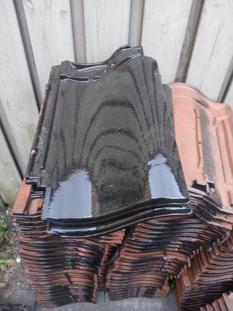 Nieuwe dakpannen glans zwart ca 90 stuks, Doe-het-zelf en Verbouw, Dakpannen en Dakbedekking, Ophalen, Steen of Klei, 15 m² of meer