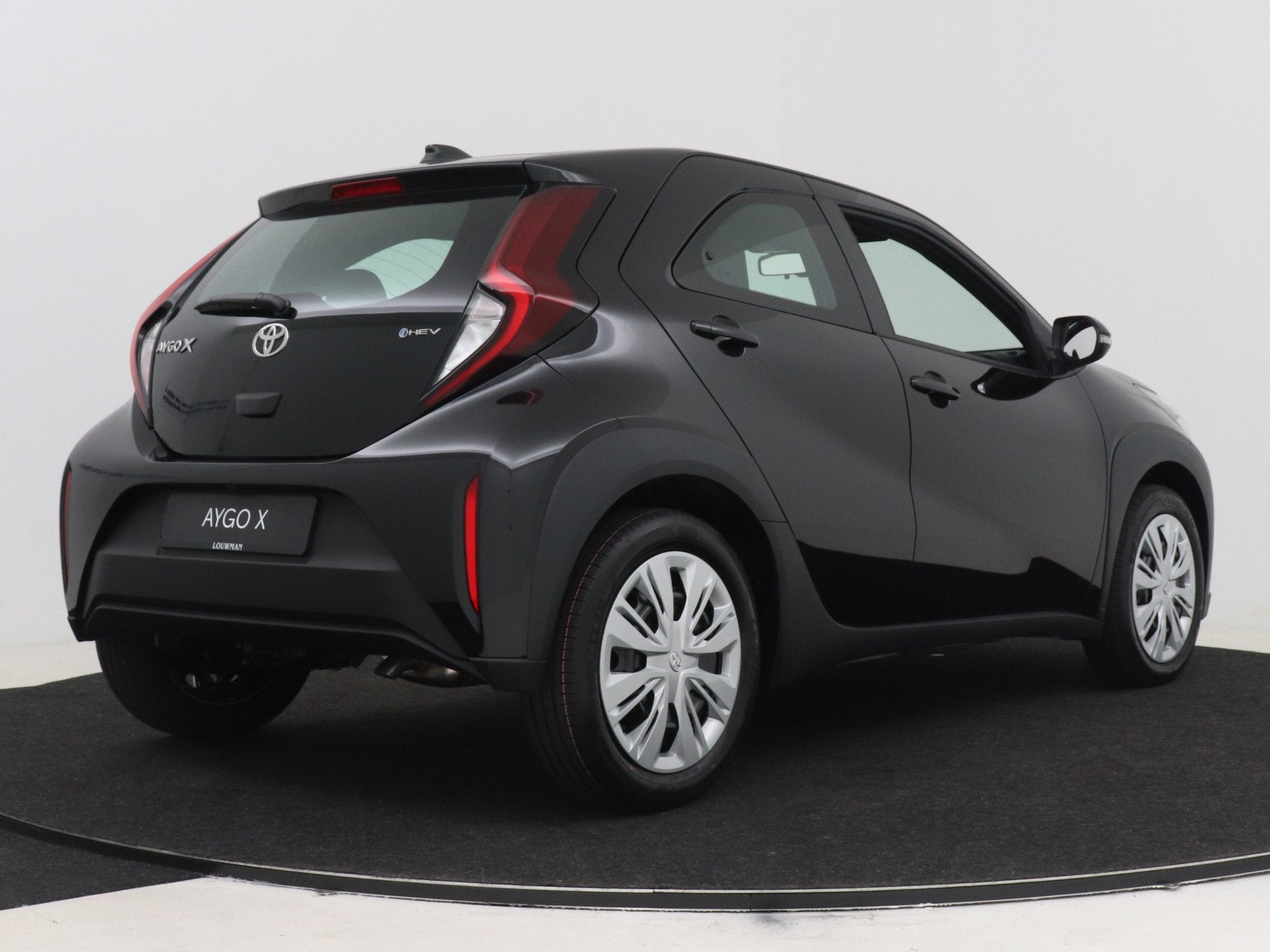 Toyota Aygo X Hybrid 115 play | LEVERBAAR VANAF AUGUSTUS |, 12 maanden, Stof, Zwart, 4 stoelen