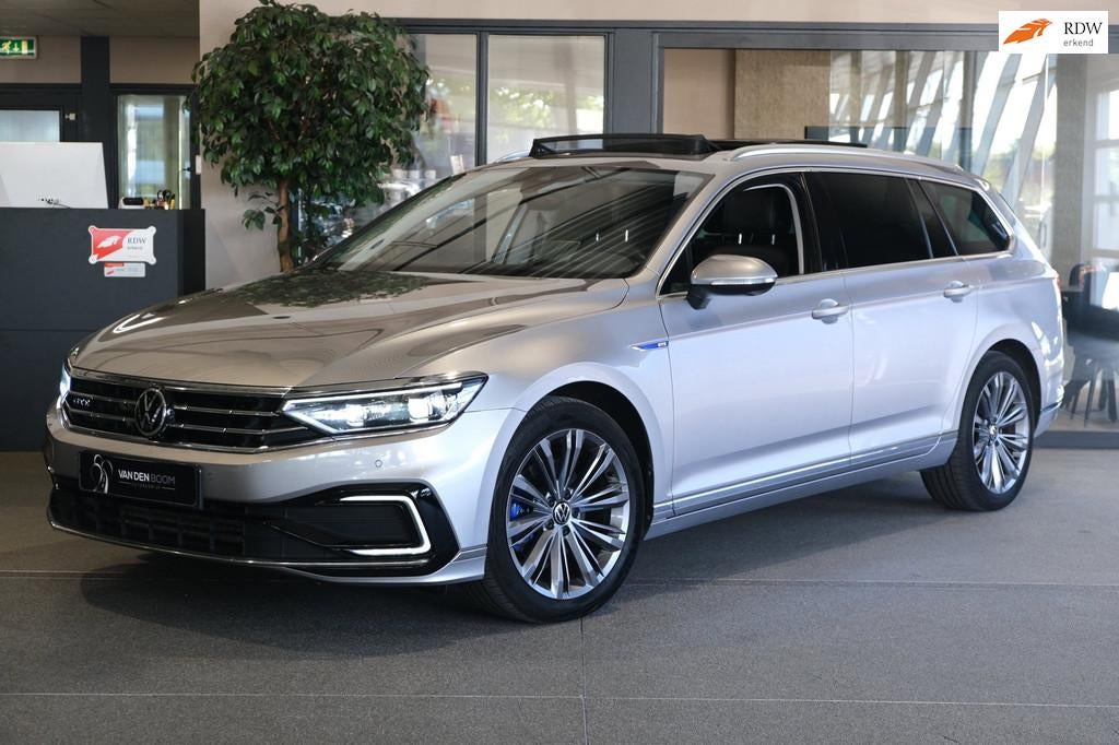 Volkswagen Passat Variant 1.4 TSI PHEV GTE 218PK Pano IQ Led, Gebruikt, Zwart, Hybride Elektrisch/Benzine, 1600 kg