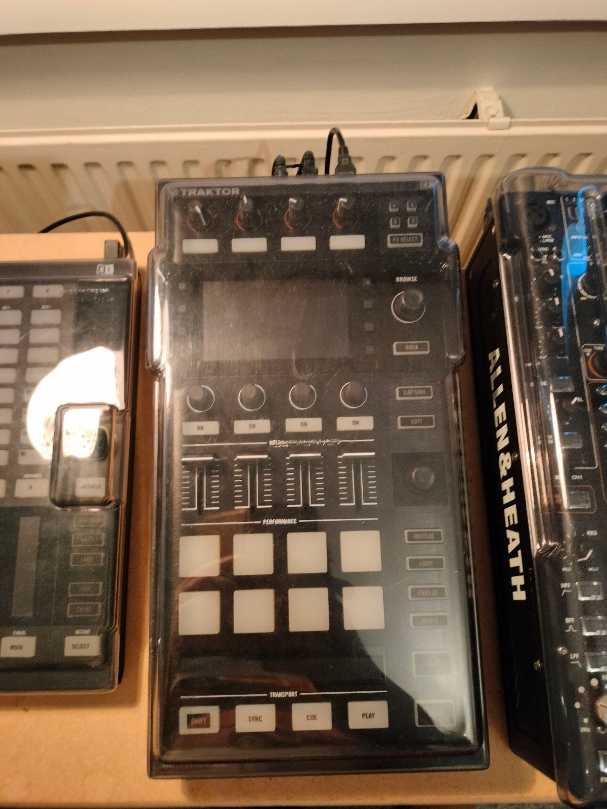 Native Instruments Traktor Kontrol D2 DJ Controller