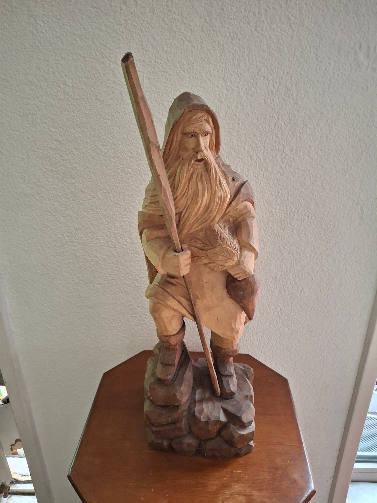 Houten beeld van een man met baard en staf, Antiek en Kunst, Kunst | Beelden en Houtsnijwerken, Ophalen, 20 - 50 cm, Beeld, Hout