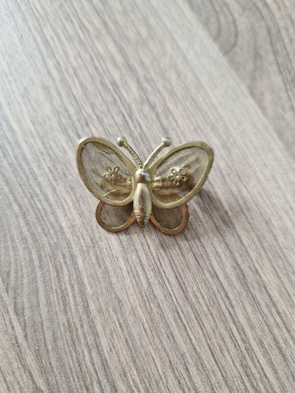 Vintage goudkleurige filigree vlinder broche, Ophalen of Verzenden, Zo goed als nieuw, Minder dan 4 cm, Overige materialen