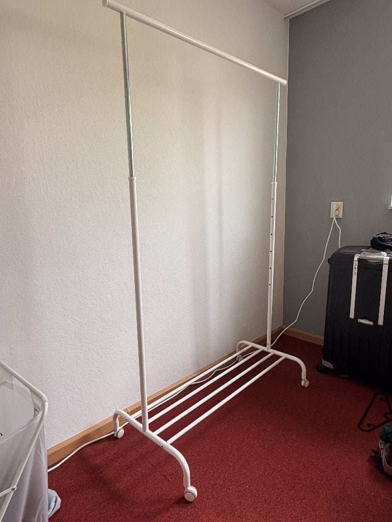 IKEA kledingrek wit op wieltjes, Ophalen, Met wielen, Zo goed als nieuw