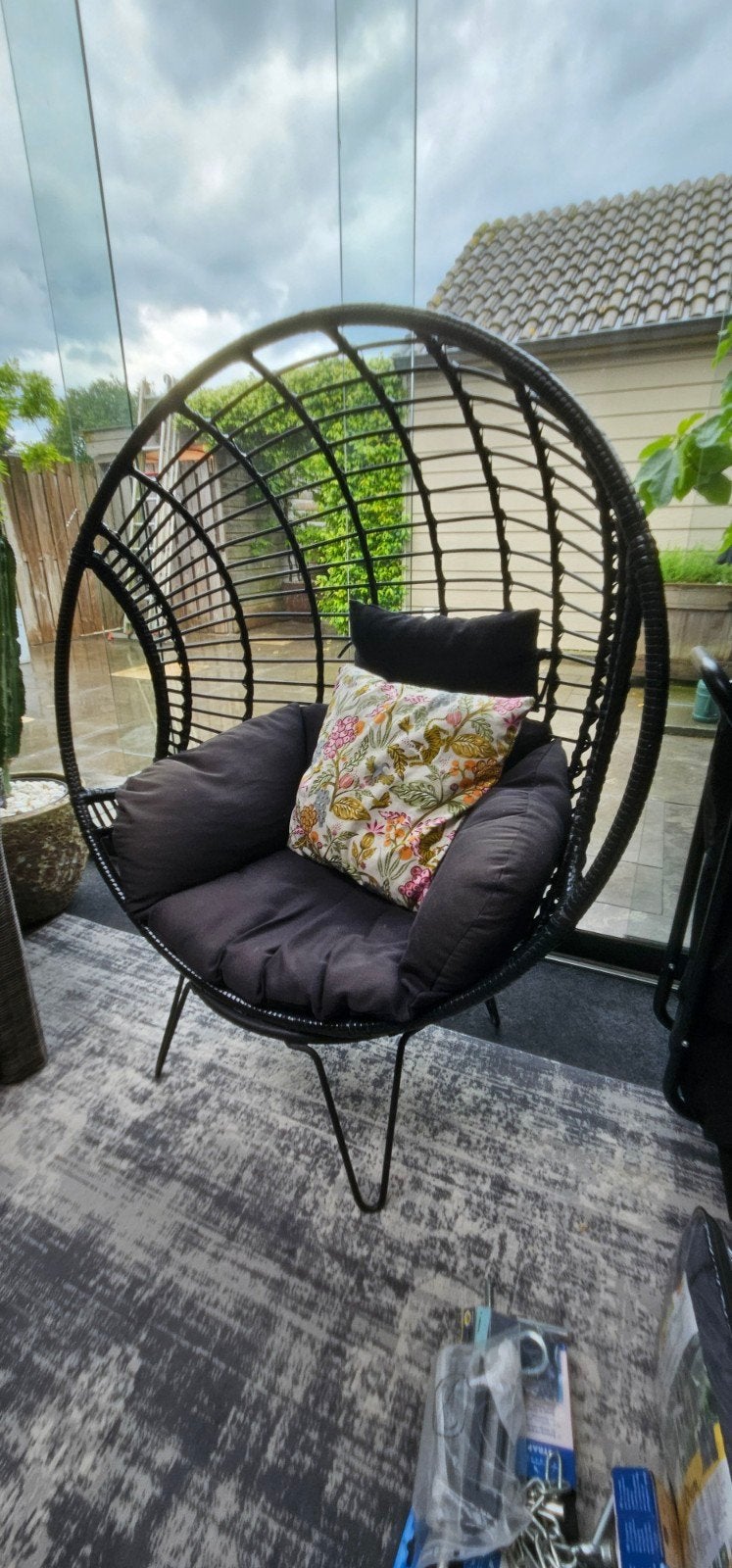Comfortabele zwarte rotan hangstoel met kussen, Huis en Inrichting, Stoelen, Ophalen, Gebruikt, Modern, Bohemian, Zwart