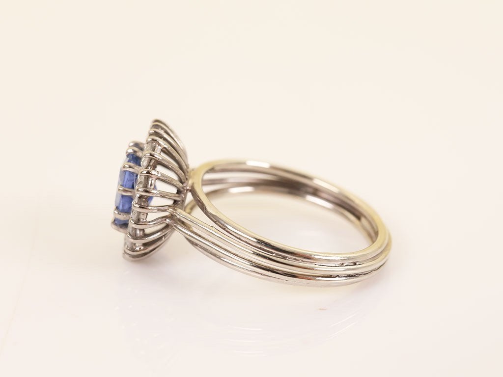 Royal Blue | 18 Karaat Entourage Ring I Saffier en Diamanten, Sieraden, Tassen en Uiterlijk, Ringen, Blauw, Nieuw, Ophalen of Verzenden