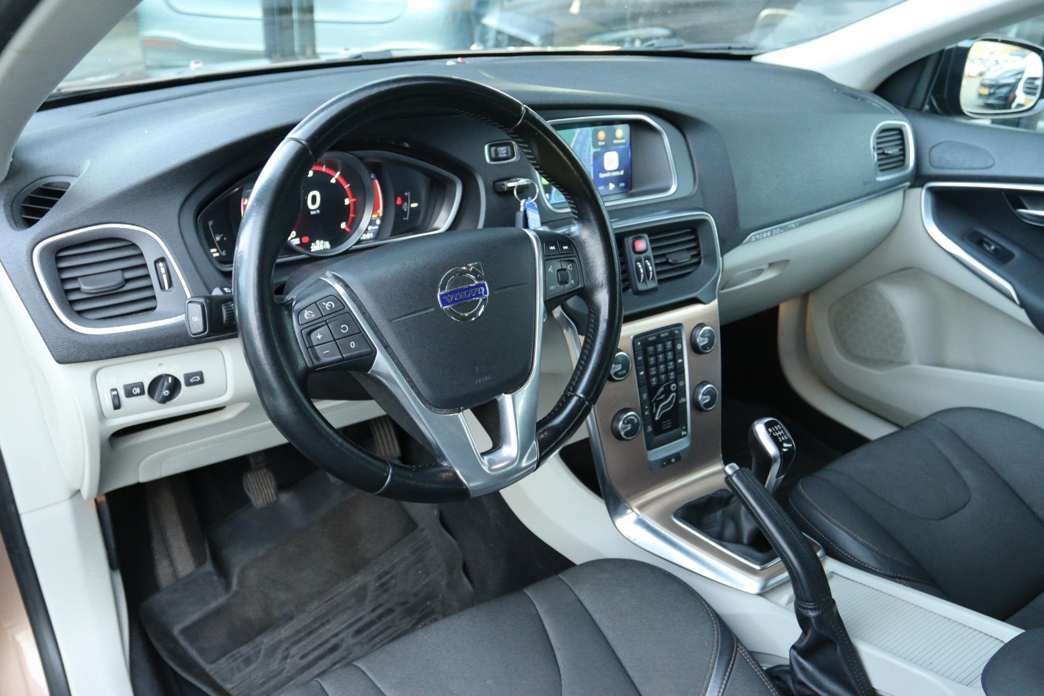 VOLVO V40 CROSS COUNTRY 1.6 D2 KINETIC | APPLE CARPLAY | XEN, Auto's, Voorwielaandrijving, Euro 5, Stof, Gebruikt