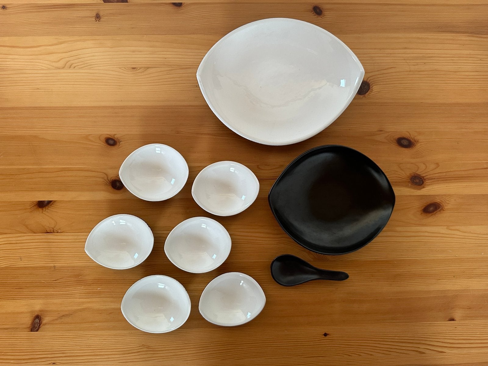 Oosters servies: 2 schaaltjes met 6 sausschaaltjes en lepel, Ophalen of Verzenden, Overige stijlen, Schaal of Schalen