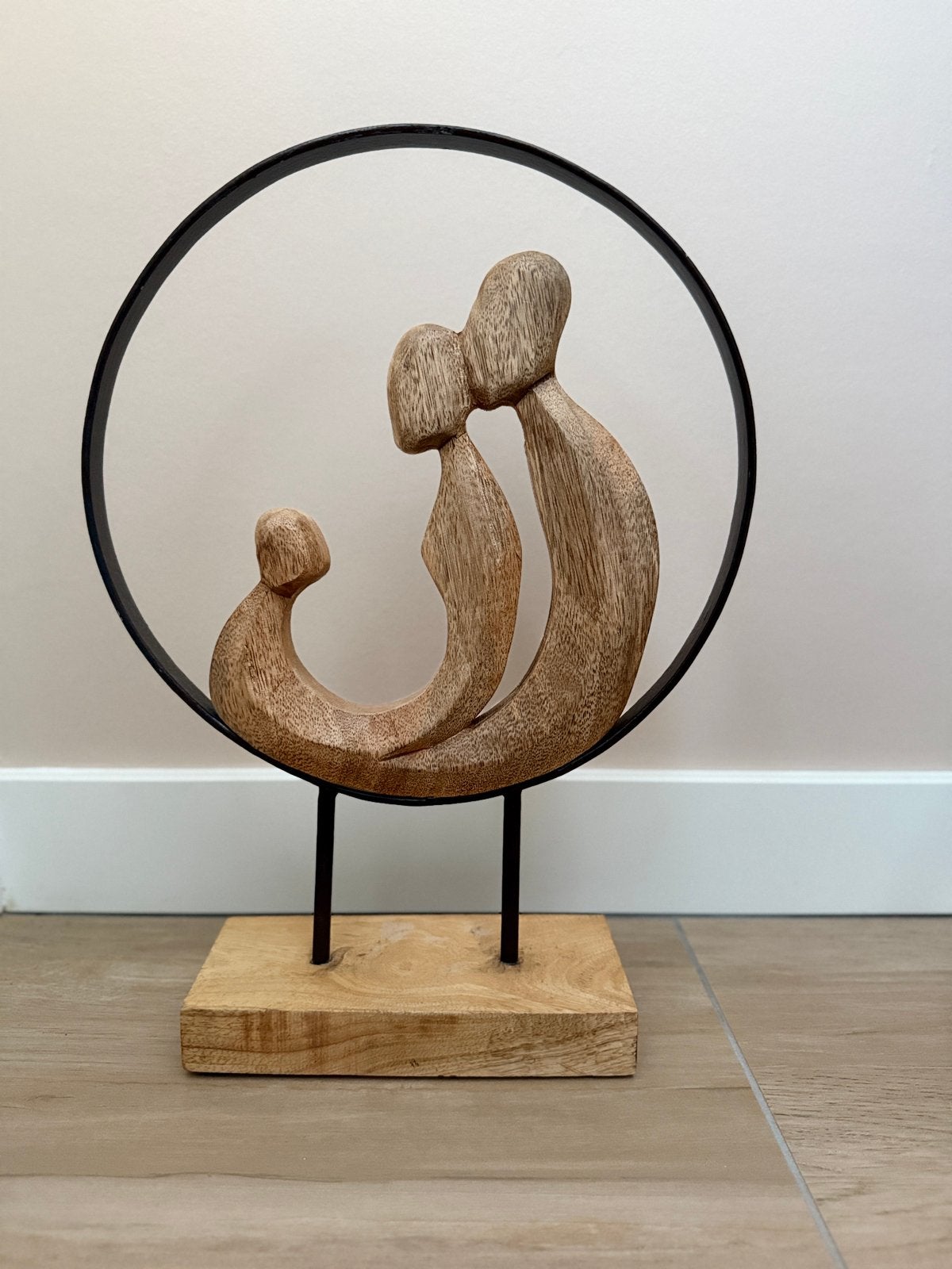 Houten beeld familie in metalen ring 41 cm, Huis en Inrichting, Woonaccessoires | Kransen, Ophalen of Verzenden, Zo goed als nieuw
