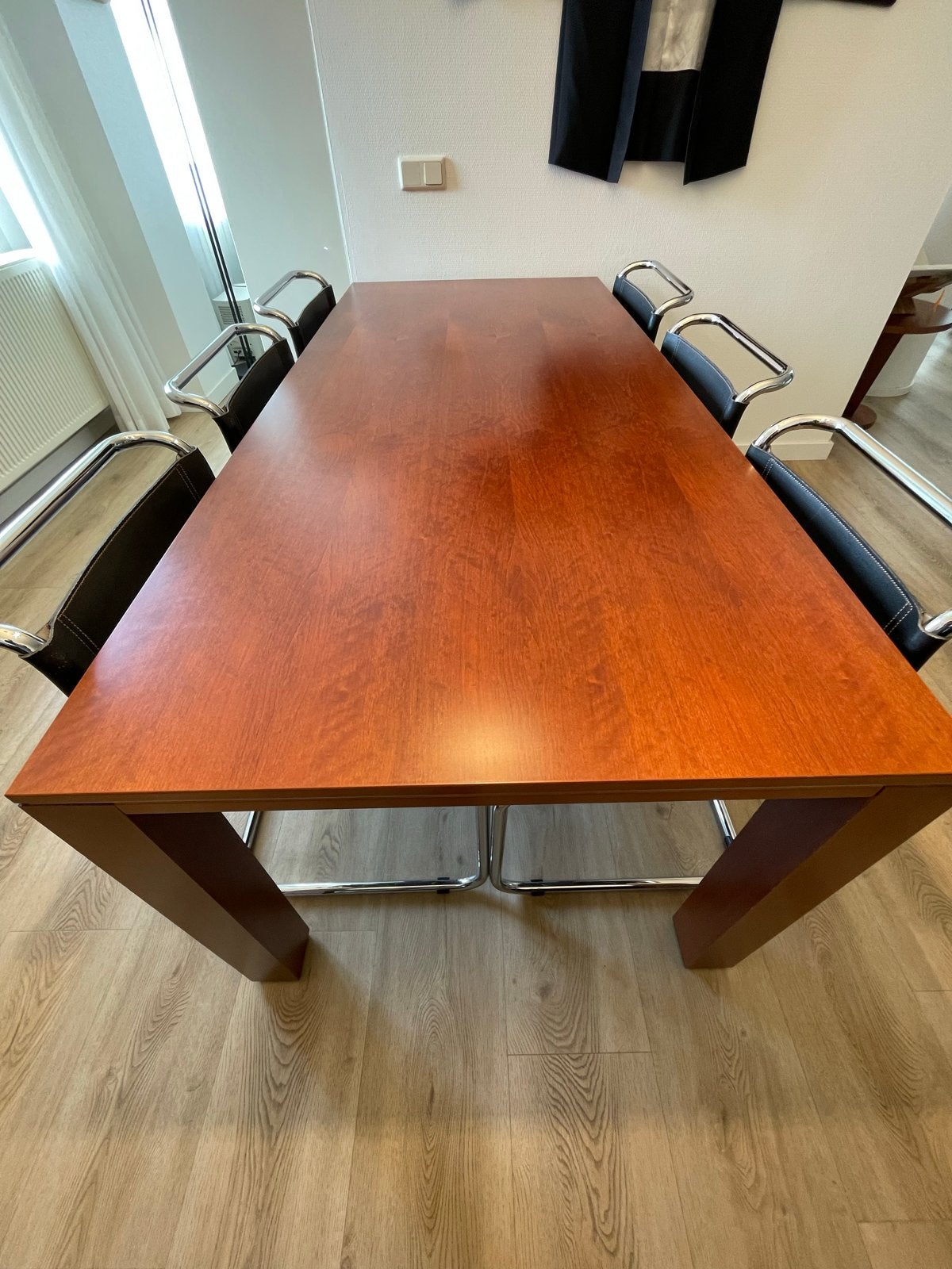 Design eettafel Gelderland type 6154T - Notenhout, Ophalen, Gebruikt, 50 tot 100 cm, Vijf personen of meer