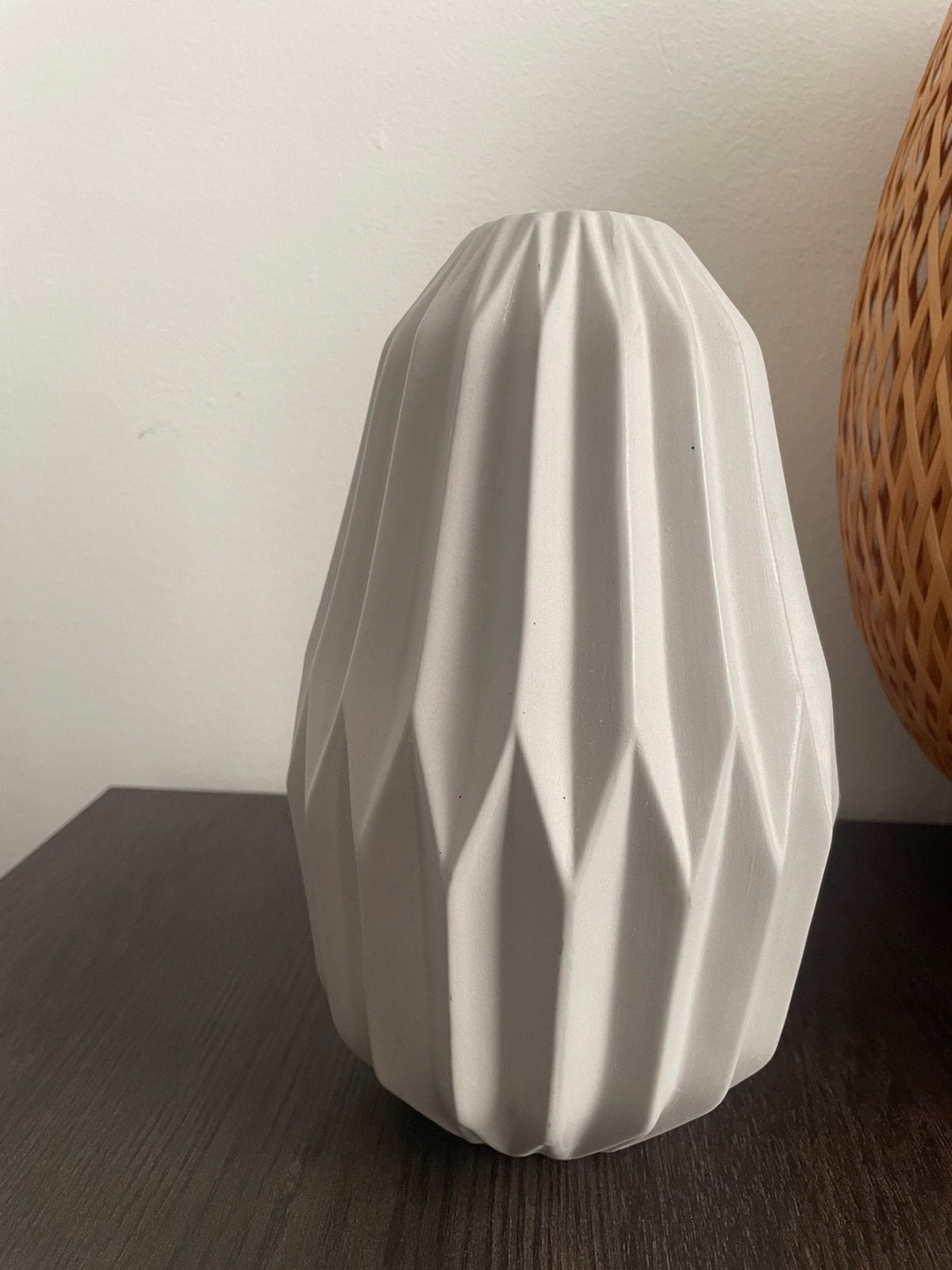 Bloomingville geometrische vaas – lichtgrijs – 24 cm hoog, Ophalen of Verzenden, Zo goed als nieuw, Grijs