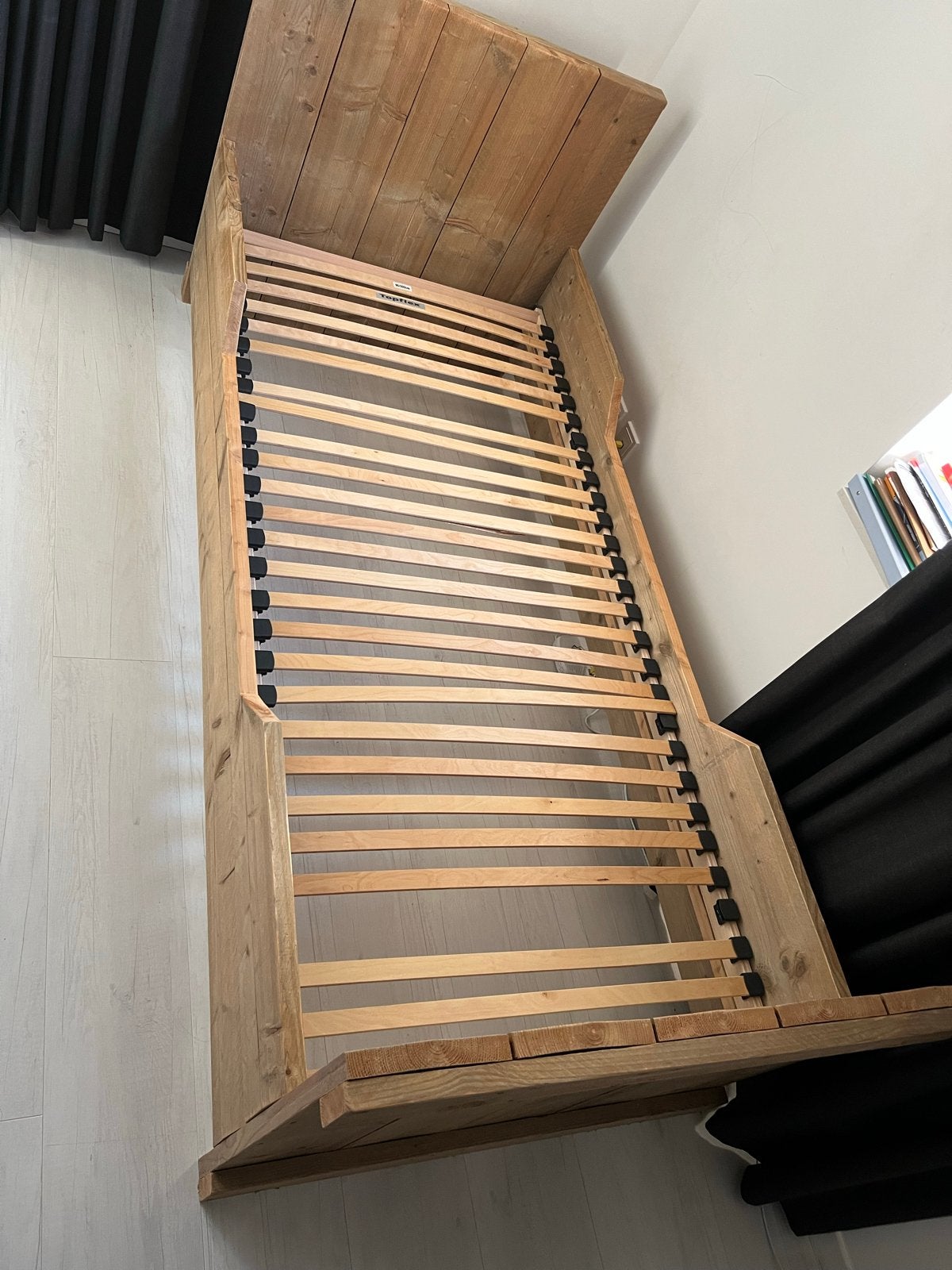 Steigerhouten eenpersoonsbed zonder lattenbodem, Huis en Inrichting, Ophalen, Gebruikt, 90 cm, Eenpersoons