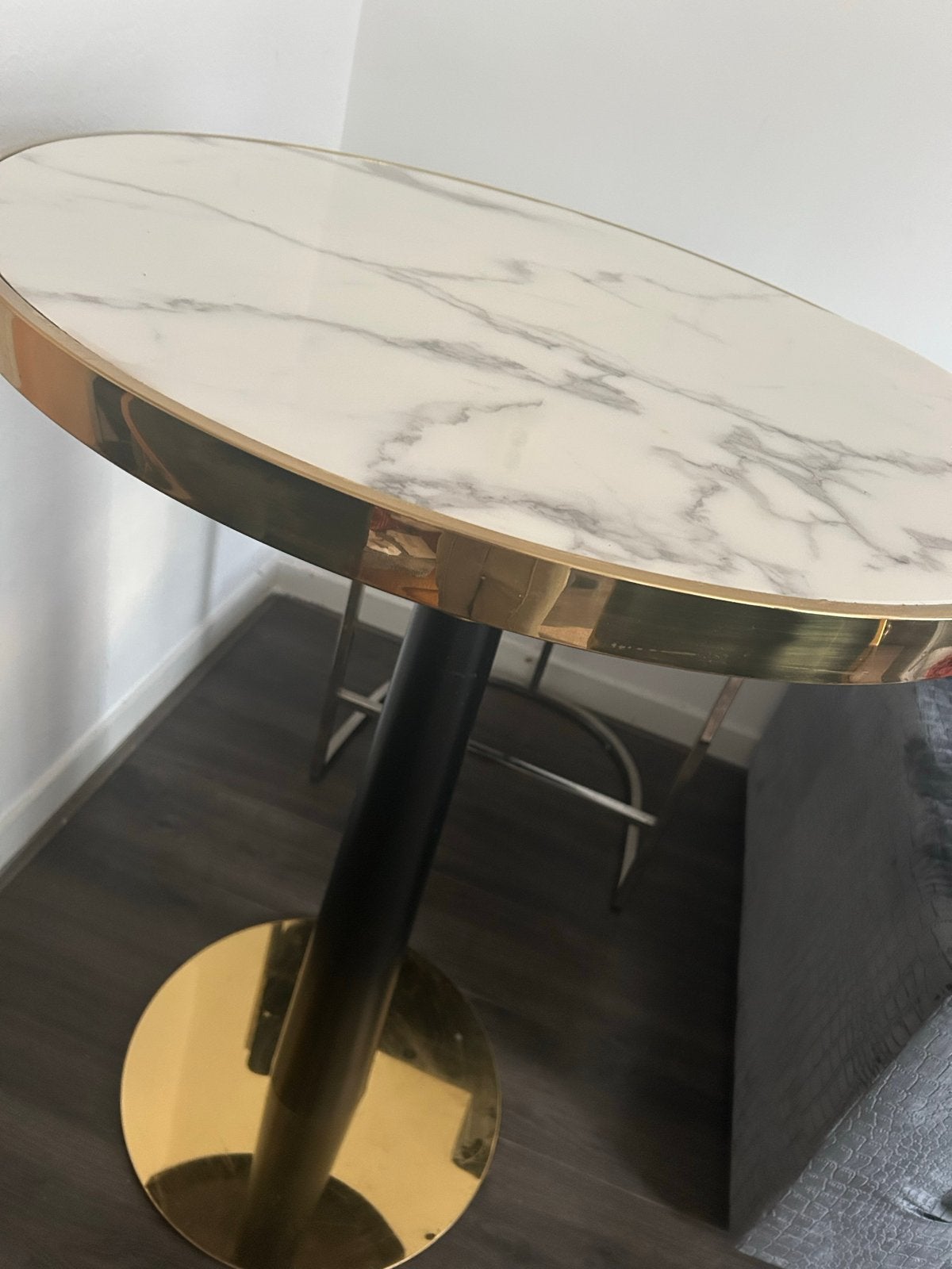 Luxe bartafel met marmerlook en gouden accenten, Ophalen, Zo goed als nieuw, Inclusief barstoelen