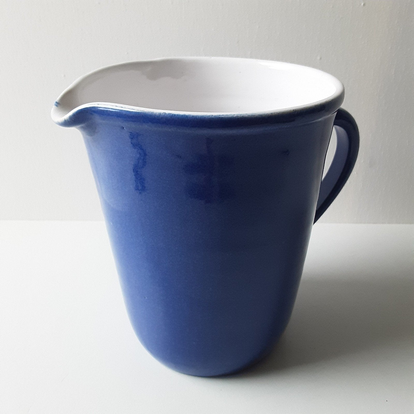 Vintage saffier blauw schenkkan kan jug melkkan pitcher, Huis en Inrichting, Keuken | Servies, Kan, Gebruikt, Keramiek, Vintage