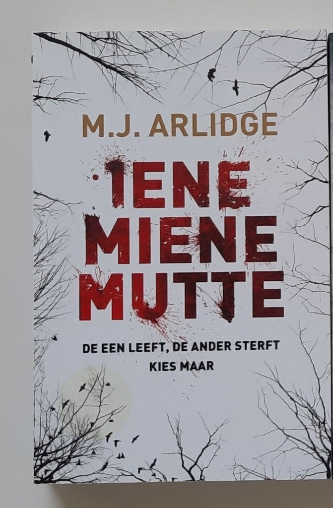 Iene miene mutte - M.J. Arlidge, Ophalen of Verzenden, Zo goed als nieuw, M.J. Arlidge