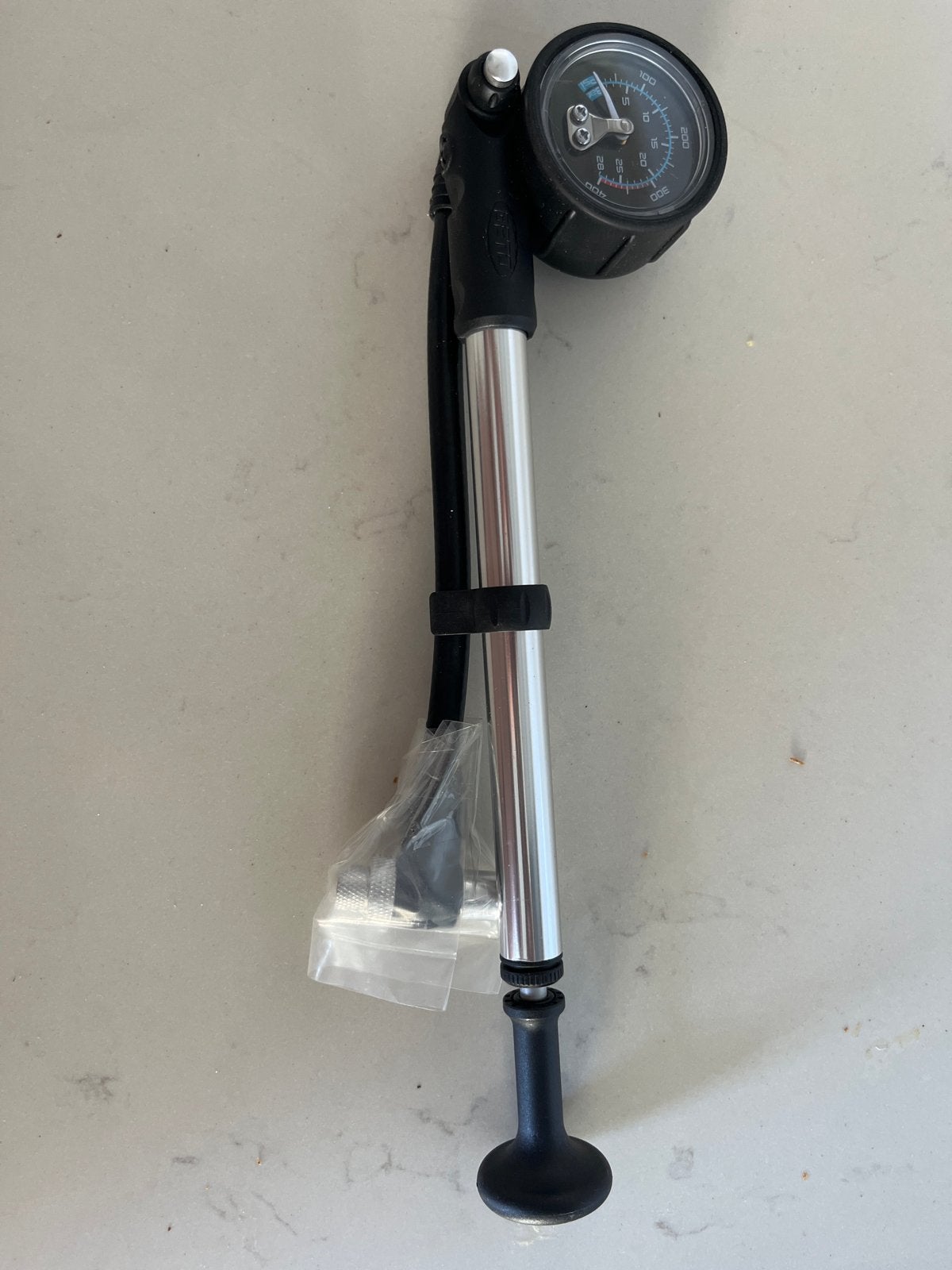 Beto Aluminium voorvorkpomp met Drukmeter tot 28 bar, Ophalen of Verzenden, Drukmeter, Nieuw