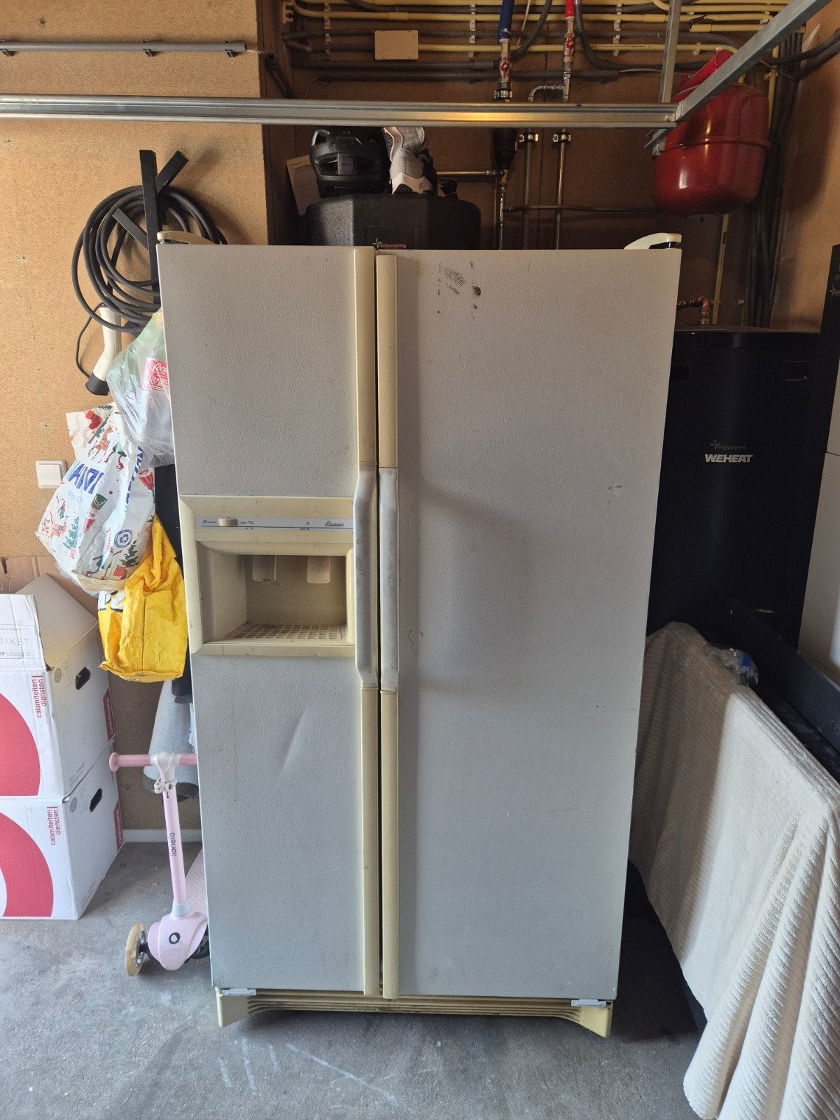 Amerikaanse koelkast met vriezer en waterdispenser