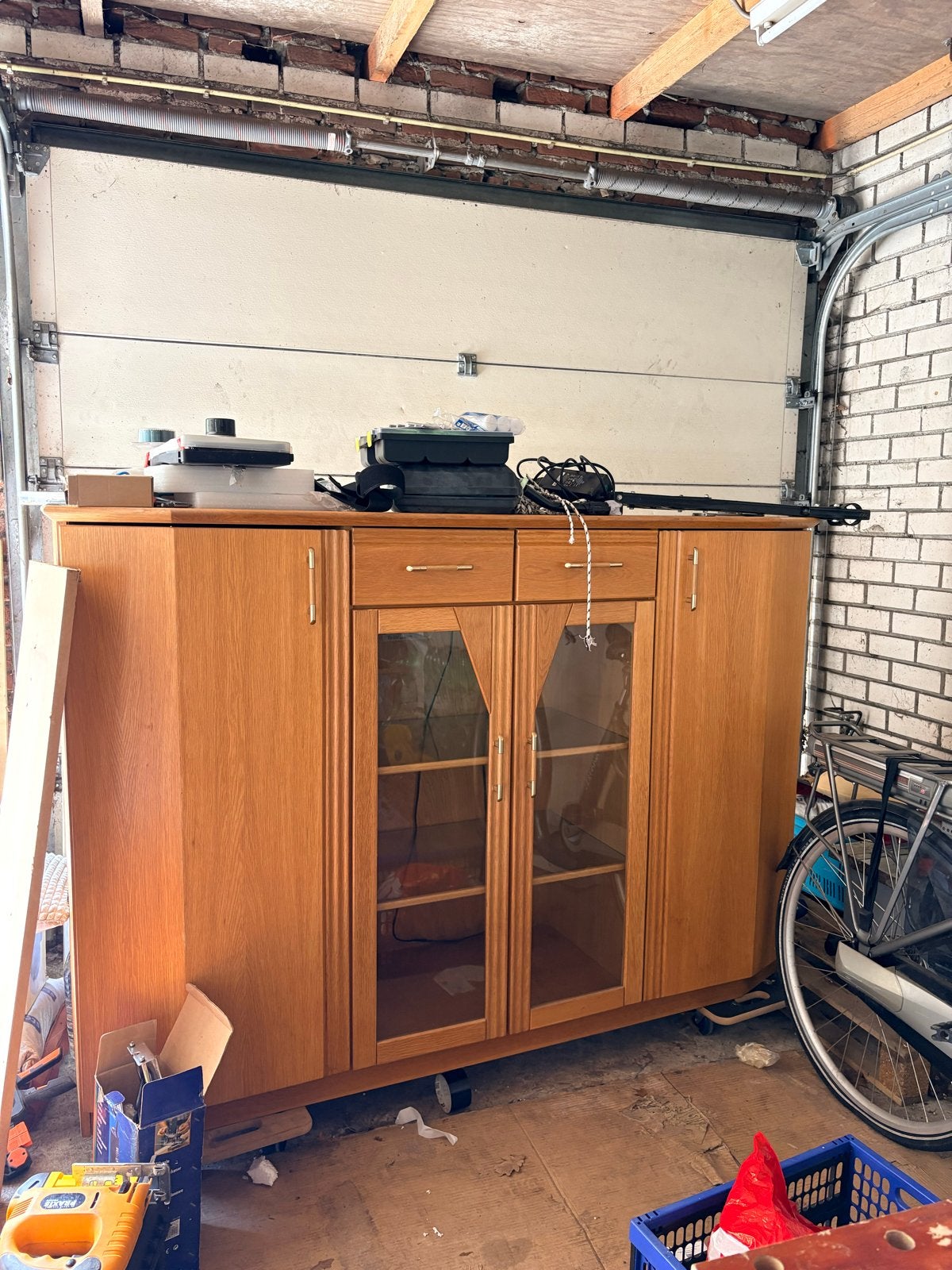 Houten dressoir met lades en glazen deuren, Ophalen, Gebruikt, 150 tot 200 cm, Met lade(s)