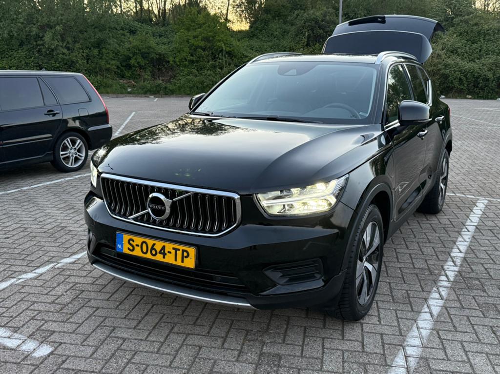 Volvo XC40 T4 Twin Engine 211pk Geartronic Pano 2022 Zwart, Auto's, Volvo, Automaat, Achterwielaandrijving, 1800 kg, 1712 kg
