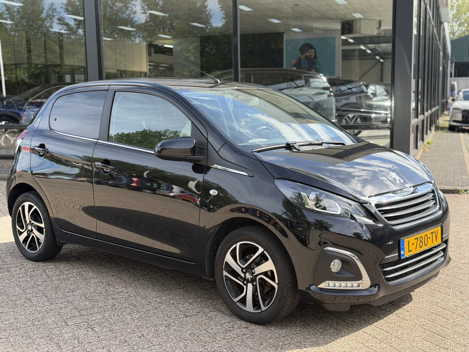Peugeot 108 1.0 e-VTi Allure Camera|Carplay|Airco|5Deurs, Voorwielaandrijving, Stof, Gebruikt, 4 stoelen
