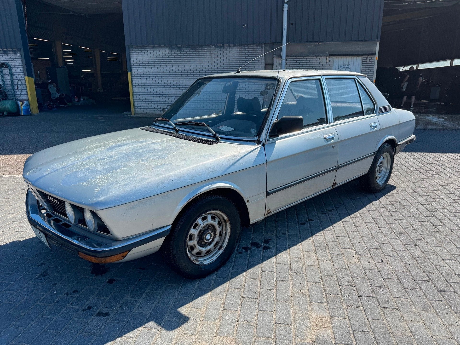 BMW 5-serie 525 E12 Handgeschakeld schuurvondst Restauratiep, Gebruikt, Zwart, 150 pk, Origineel Nederlands