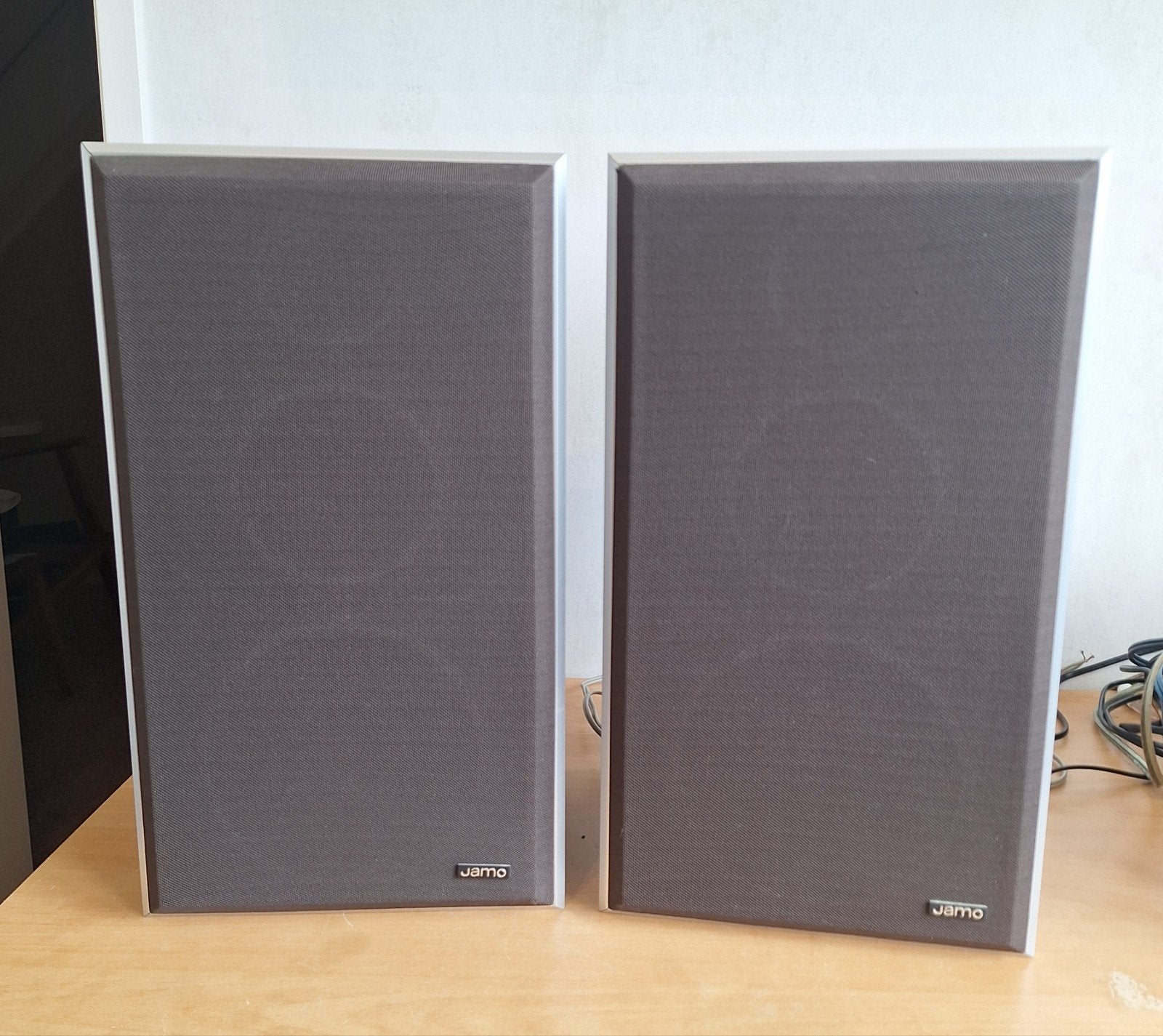 Jamo 7083 boekenplankspeakers - foamranden te vervangen, Audio, Tv en Foto, Luidsprekers, Ophalen, Inclusief kabels, 60 tot 120 watt