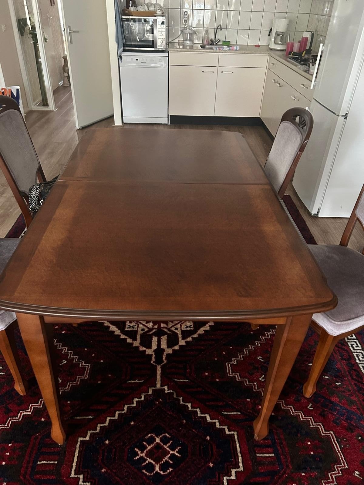 Uitschuifbare eettafel met 4 stoelen