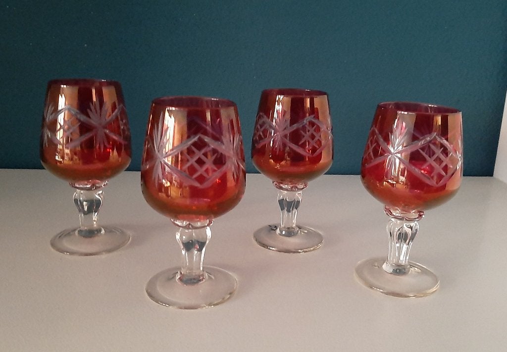 Vier rode vintage kristallen glaasjes, Verzamelen, Ophalen of Verzenden, Zo goed als nieuw, Overige typen