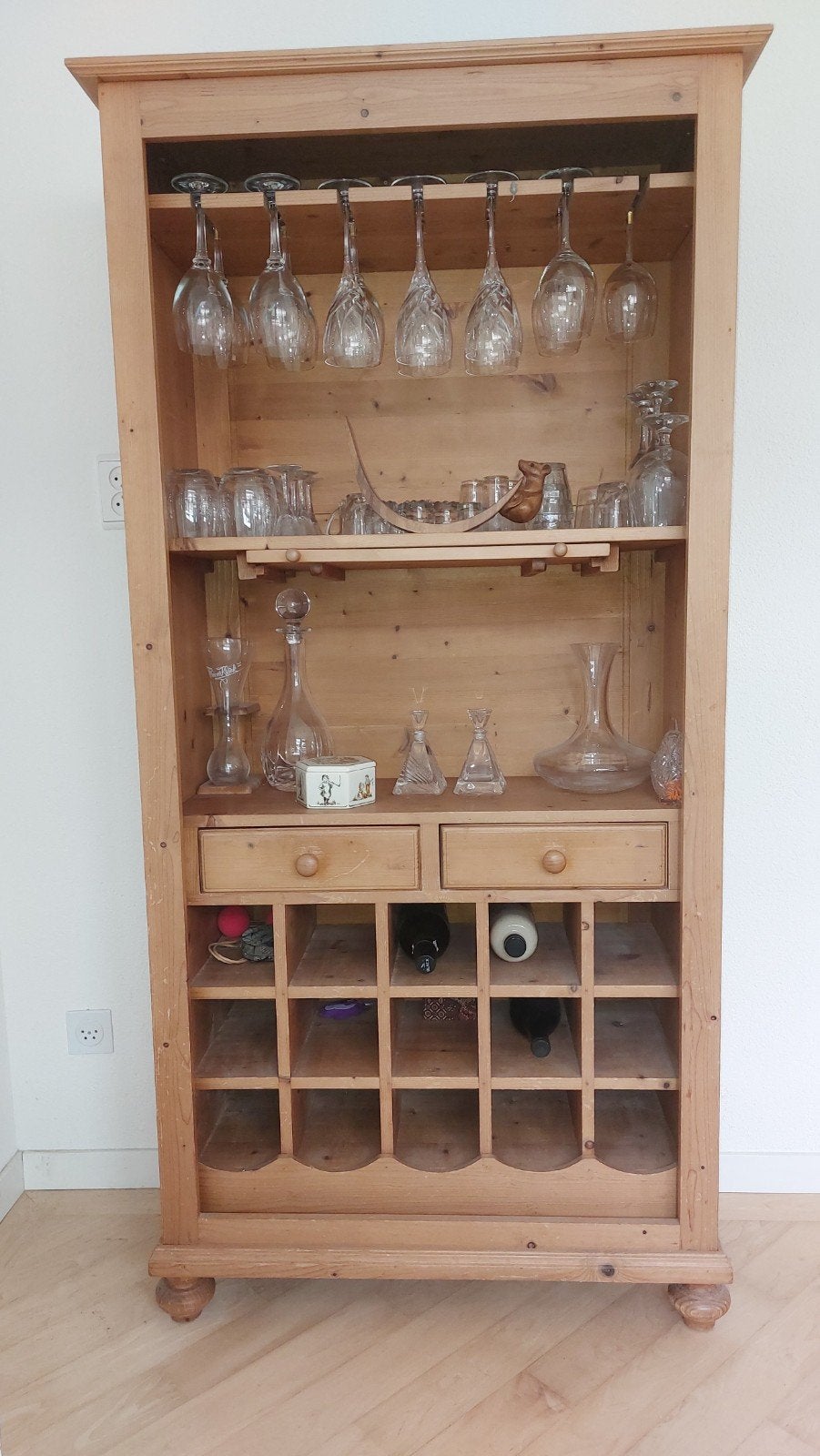 Grenen wijnkast met glas- en flessenhouders, Huis en Inrichting, Ophalen, Gebruikt, Hout, 25 flessen of meer