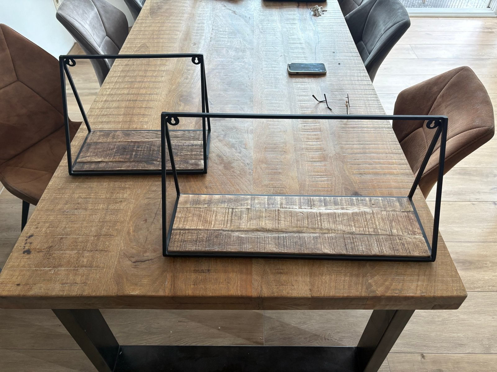 2 Industriële wandplanken hout met zwart stalen frame, Ophalen of Verzenden, Zo goed als nieuw