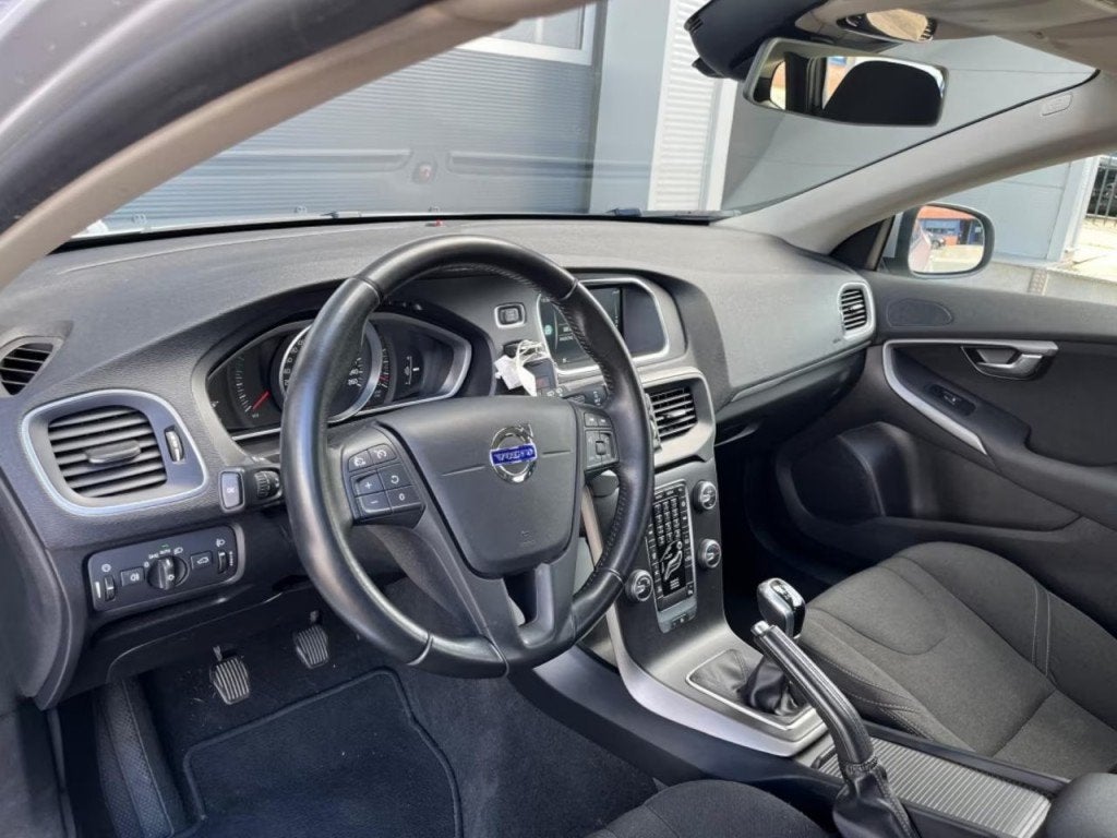Volvo V40 2.0 T2 122PK Momentum Bluetooth  Nieuwe Distributi, Voorwielaandrijving, Gebruikt, Euro 6, 4 cilinders