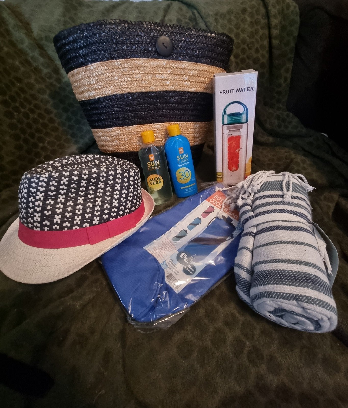 Strandtas met stijlvolle hoed en strandbenodigdheden, Ophalen of Verzenden
