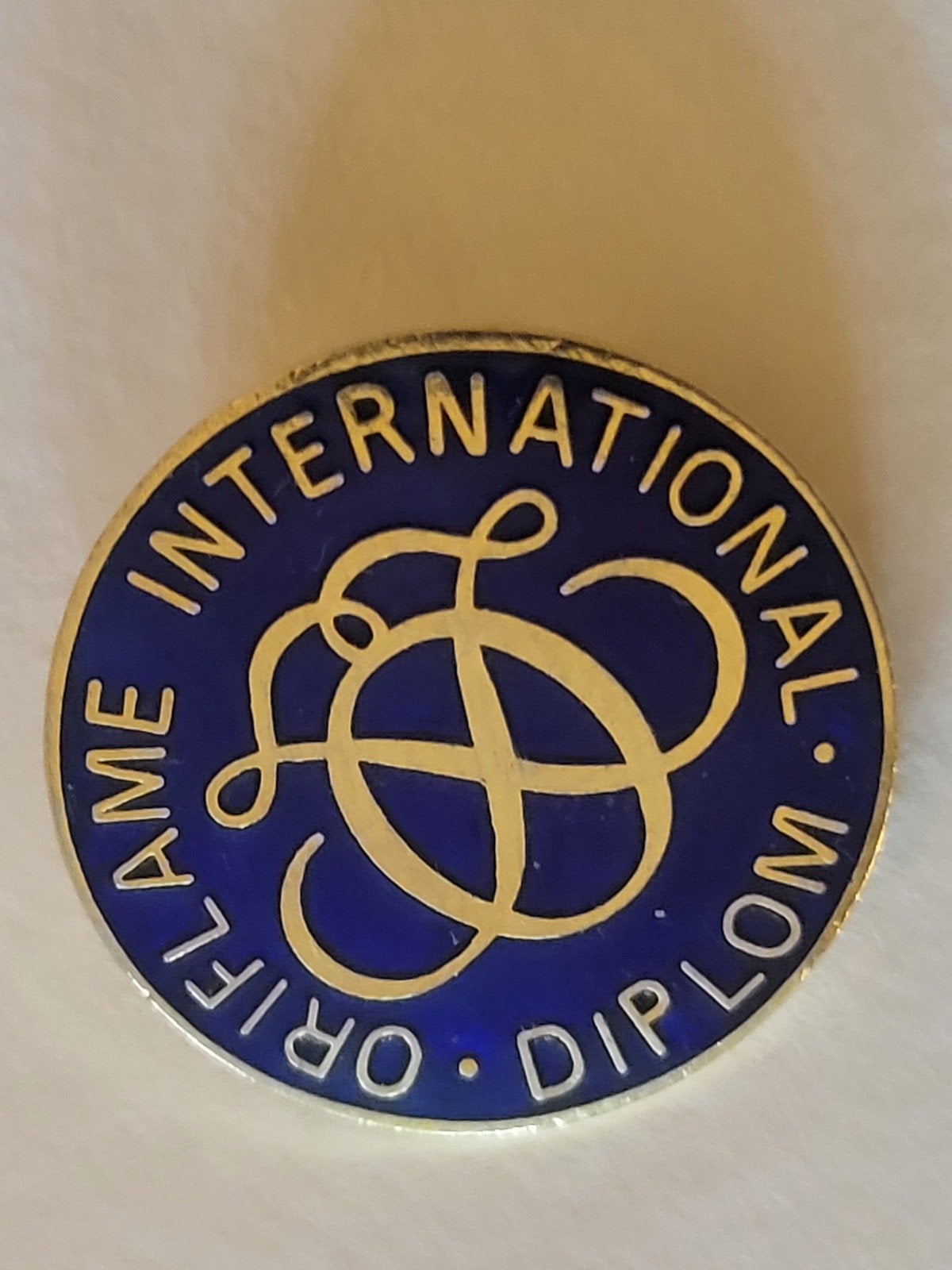 Emaille speld Oriflame International Diplome, Verzenden, Gebruikt, Overige onderwerpen, Speldje of Pin
