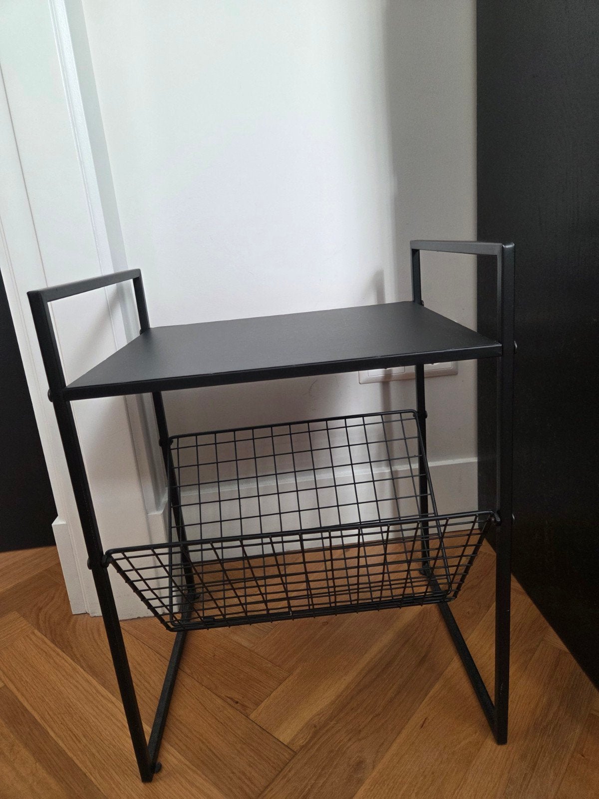 Black metal side table with magazine rack, Ophalen, Metaal, Modern, Zo goed als nieuw
