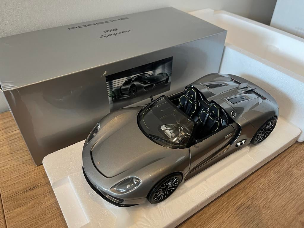 Minichamps Porsche 918 Spyder Dealer Edition Liquid Metal, Hobby en Vrije tijd, Modelauto's | 1:18, Ophalen of Verzenden, Nieuw