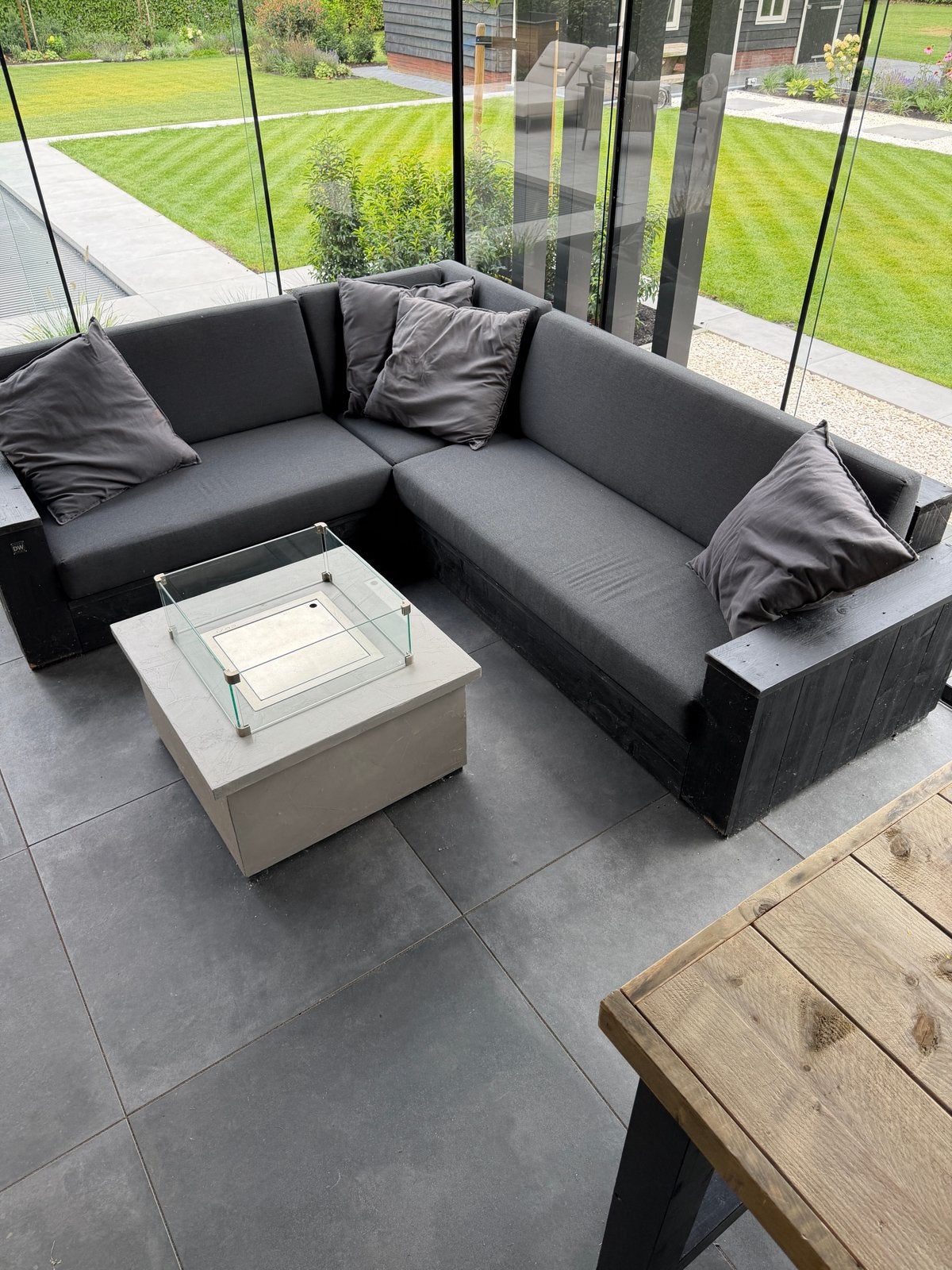 Zwarte houten loungeset met grijze kussens, Tuin en Terras, Ophalen, 5 zitplaatsen, Gebruikt, Loungeset