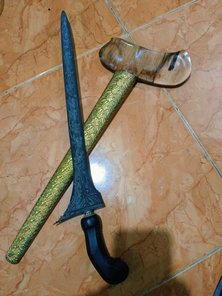 Antieke Keris Brojol Pamor Sembur Mas Tuban Timohohout SVC70, Antiek en Kunst, Kunst | Niet-Westerse kunst, Wapen, Verzenden, Overige materialen