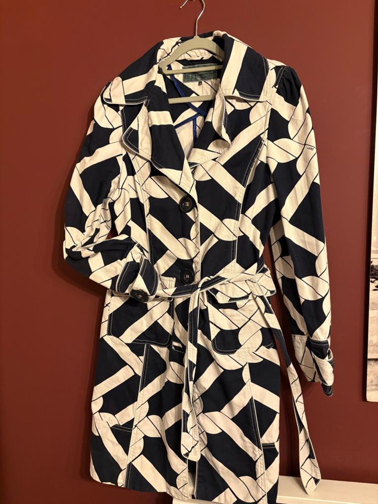 Dept trenchcoat met grafische print - Maat XL, Ophalen of Verzenden, Zo goed als nieuw, Maat 46/48 (XL) of groter, Zwart